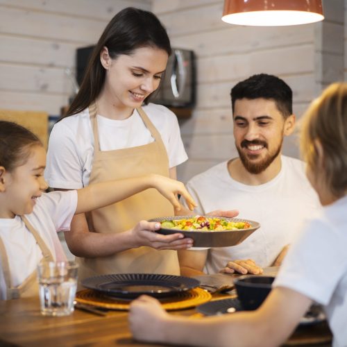 familia feliz cenando juntos
